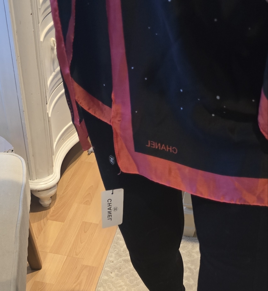 CHANEL Black and Red Scarf - Picture 9 of 17